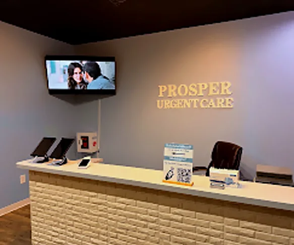 Recepción con tabletas de registro y el letrero de Prosper Urgent Care